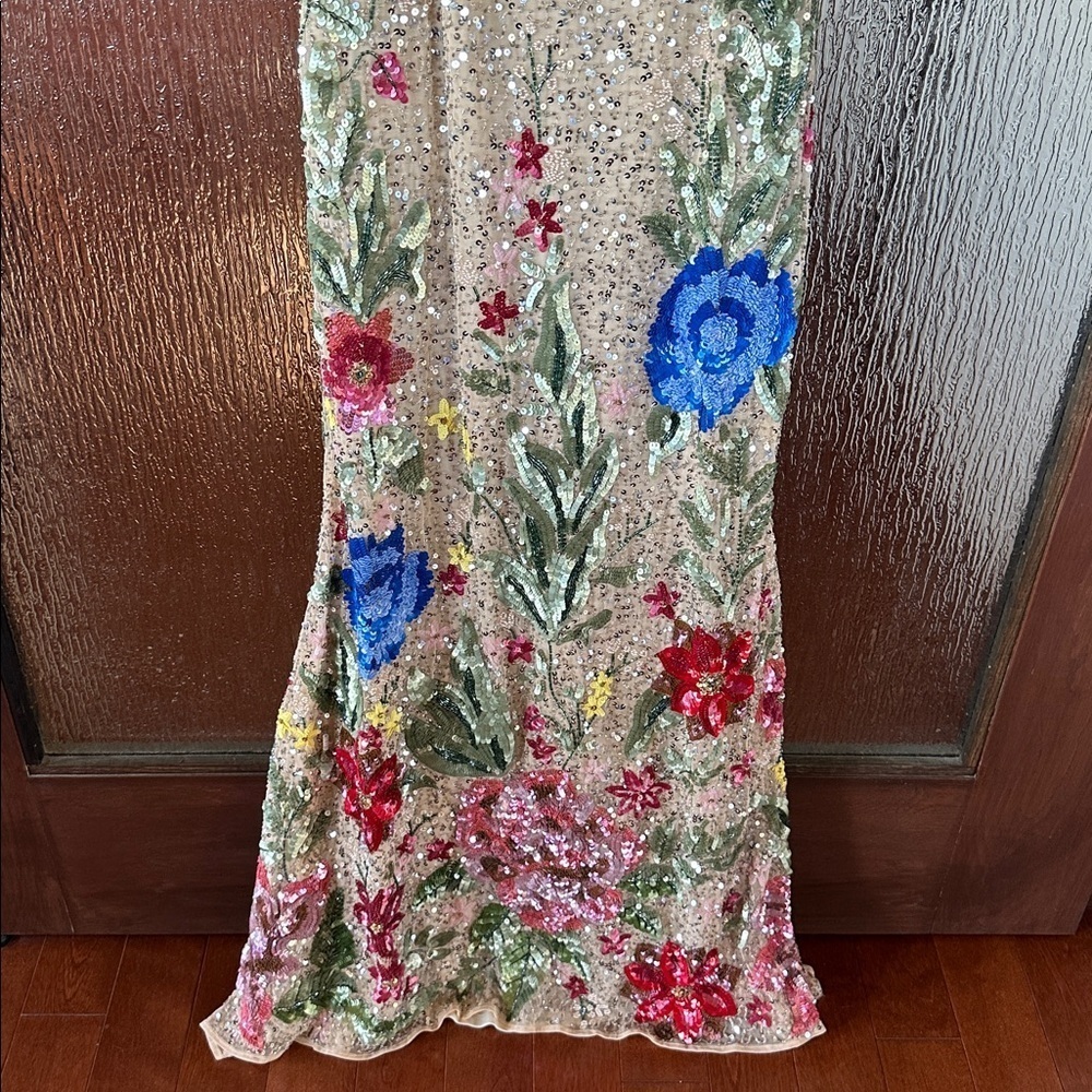 MAC DUGGAL
Beige Floral Embellished Spaghetti Strap Gown size 12 - Picture 7 of 11